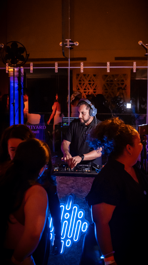 DJ profesional animando una fiesta en Mazatlán con luces e iluminación