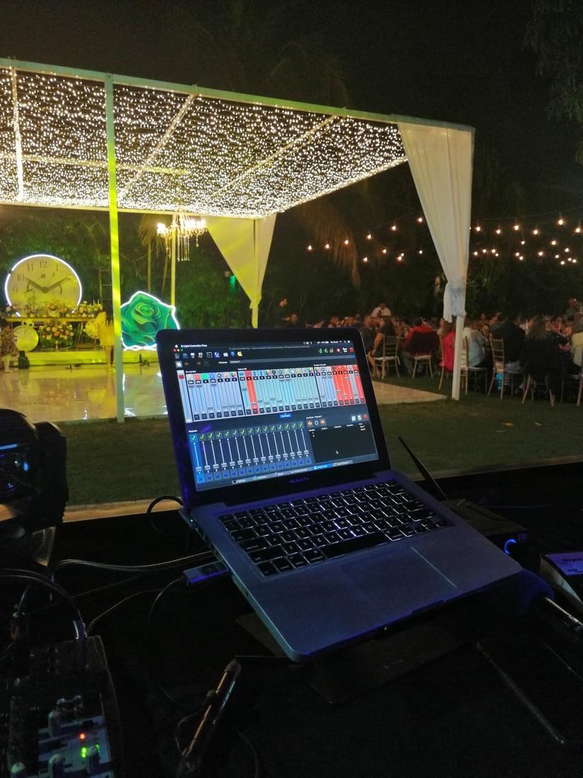 DJ en acción en una posada navideña en Mazatlán