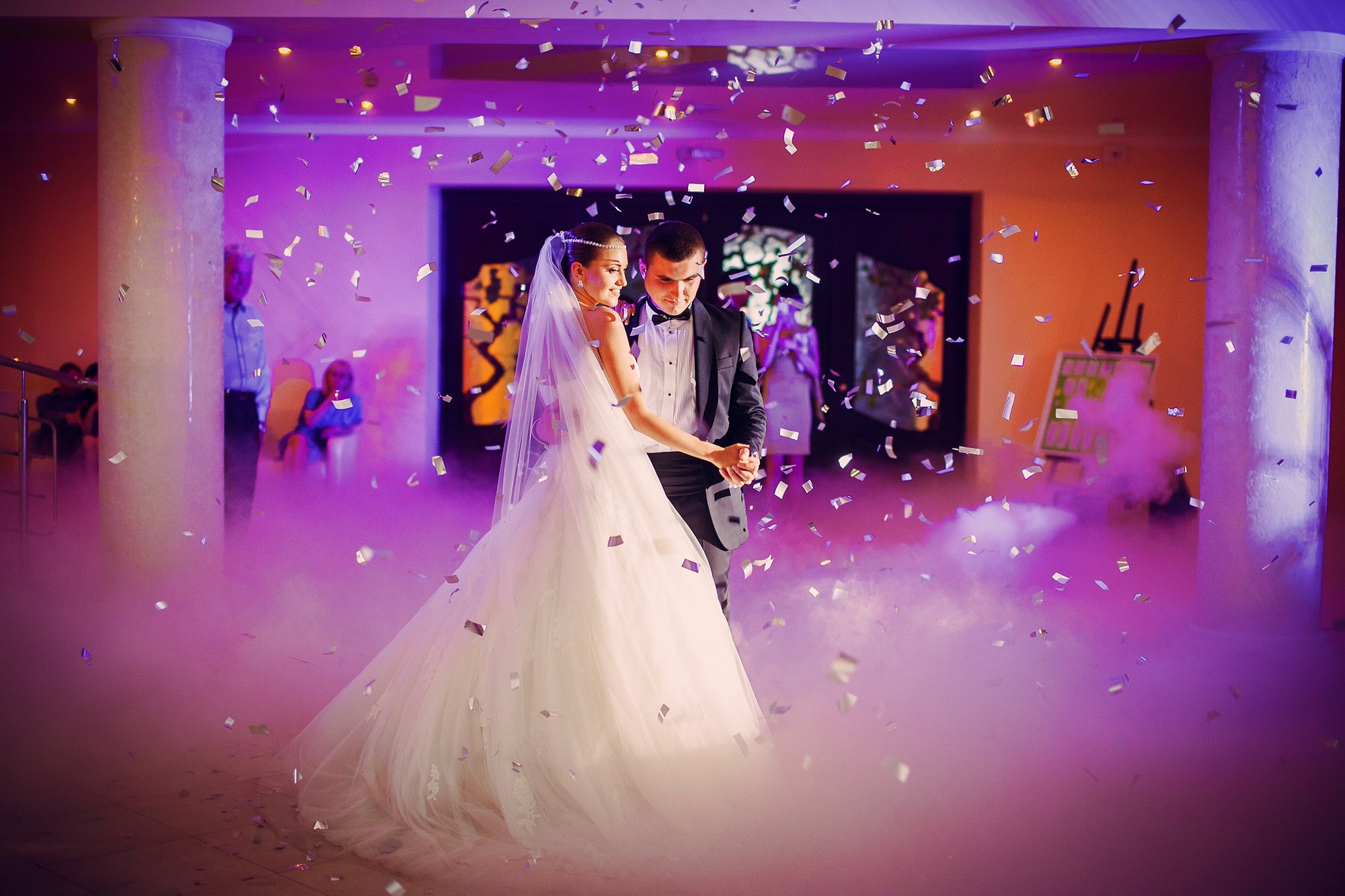 couple-dancing-in-ther-wedding