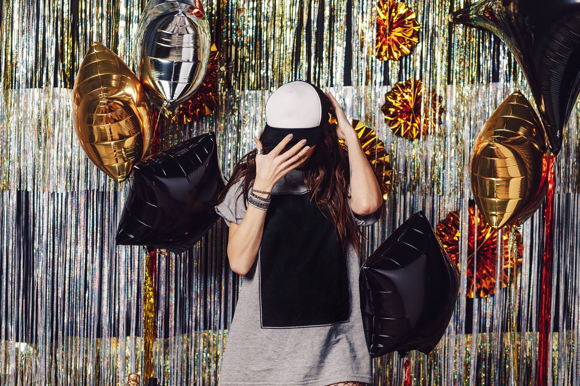 fiesta-mujer-copyspace-camiseta-gorra