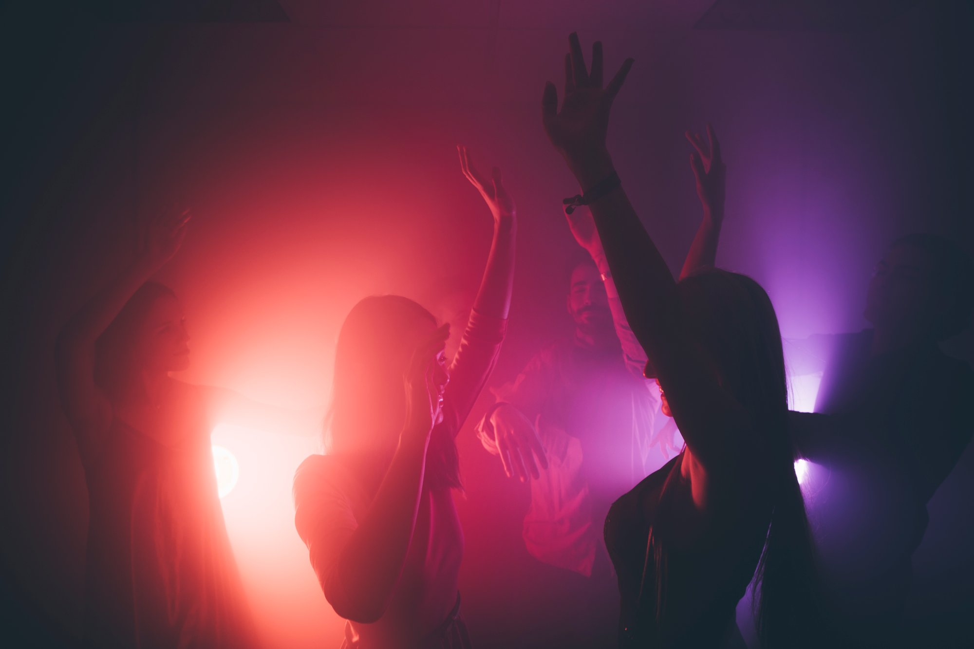 gente-bailando-club