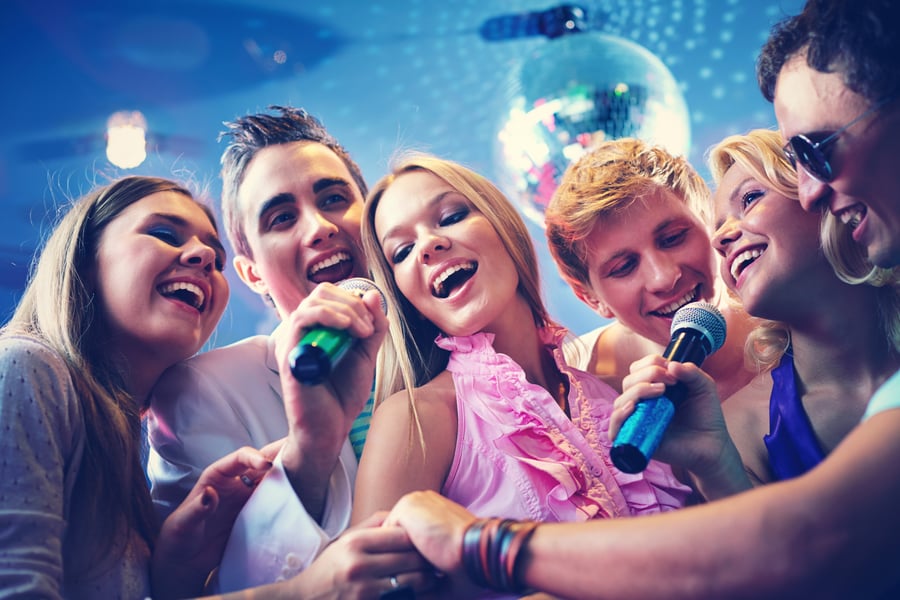 Renta de karaoke con pantallas y micrófonos para fiesta en Mazatlán