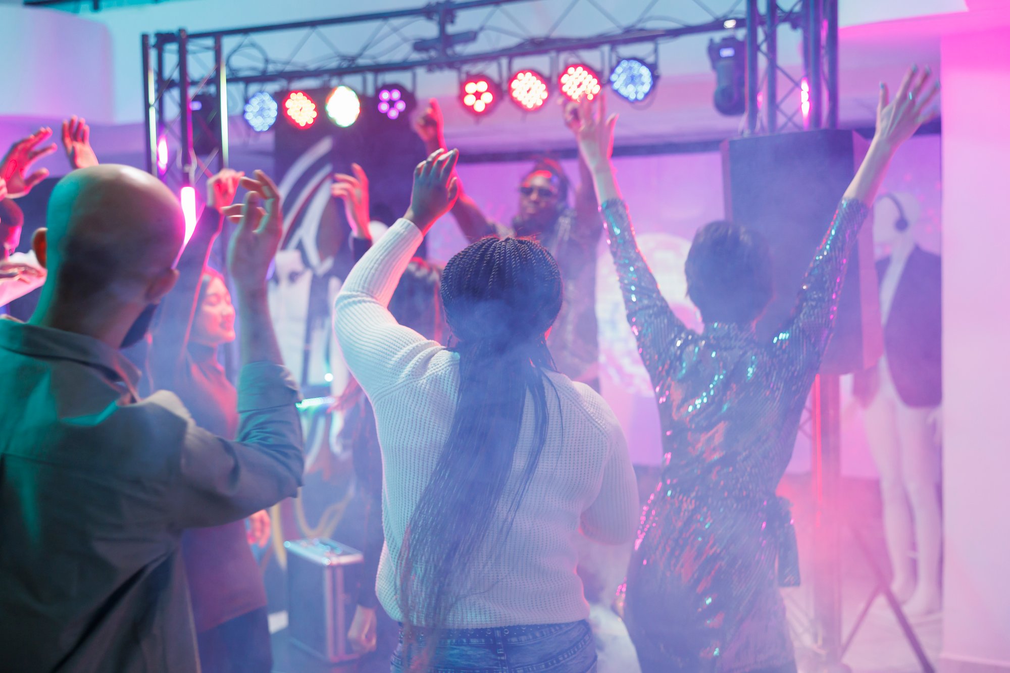 multitud-energica-bailando-y-disfrutando-de-la-discoteca-en-la-pista-de-baile-con-focos-coloridos-gente-saltando-divirtiendose-y-moviendose-al-ritmo-de-la-musica-con-las-manos-levantadas-en-la-discoteca