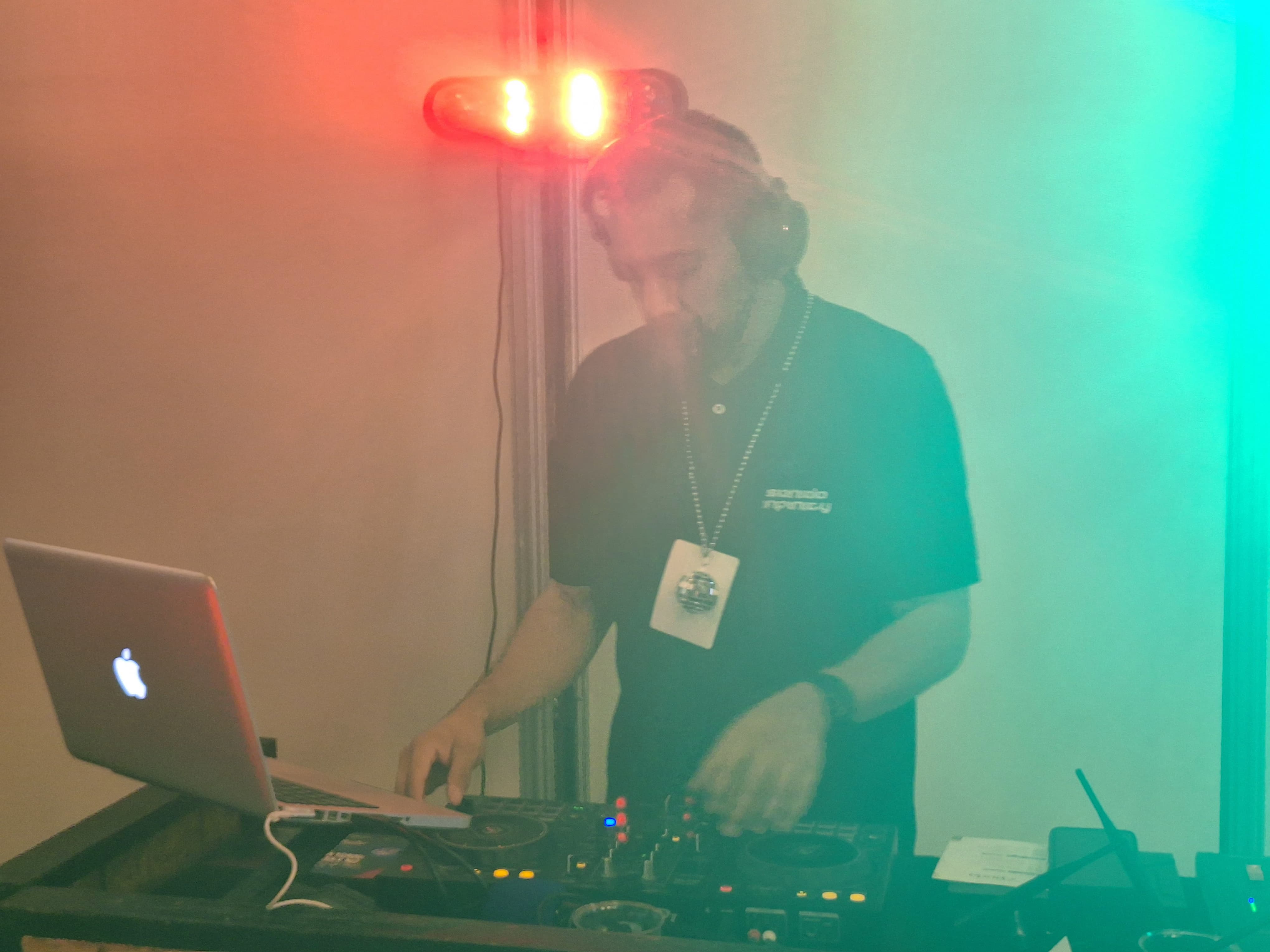 DJ profesional mezclando en una fiesta en Mazatlán