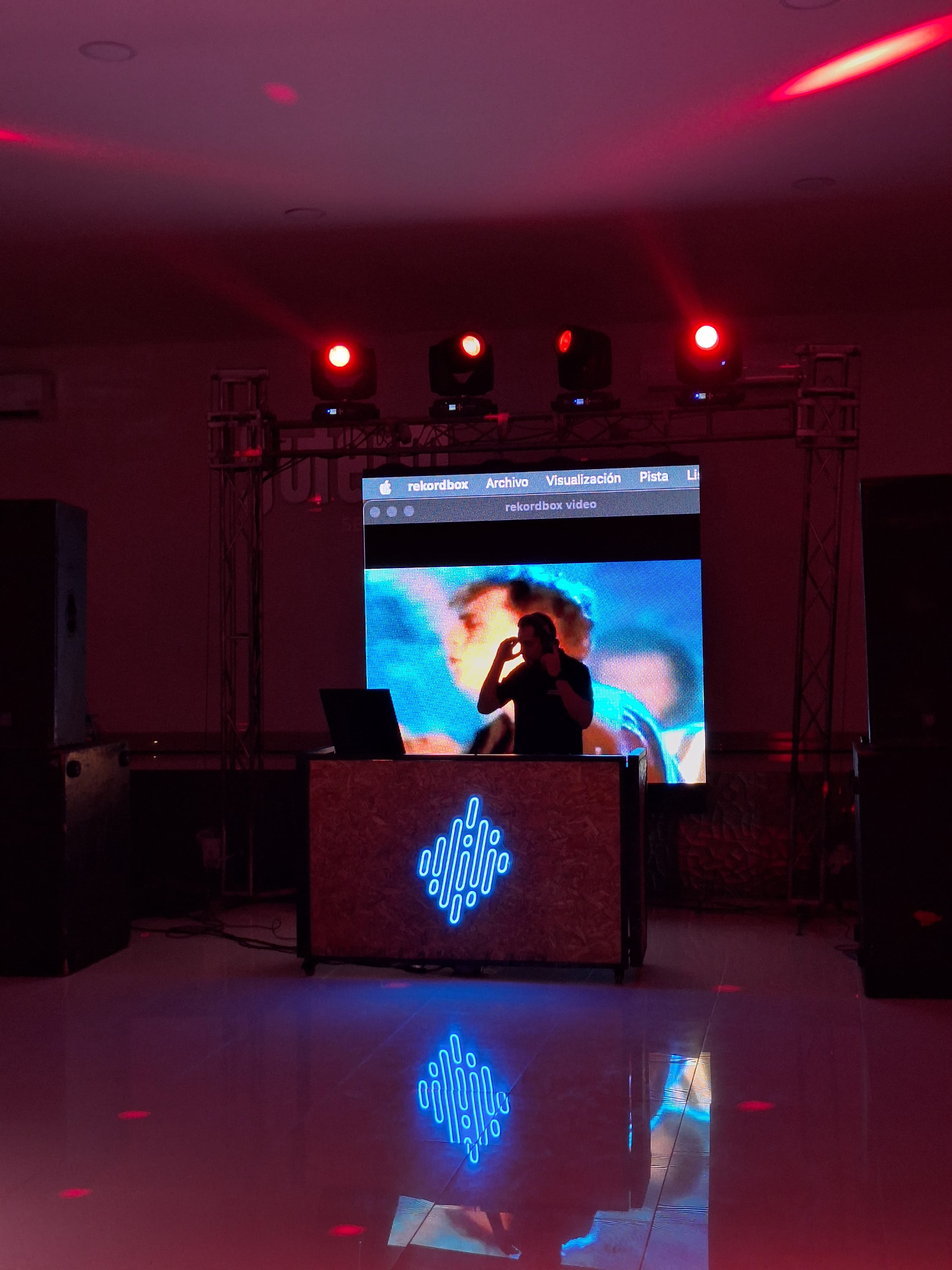 DJ profesional mezclando en una fiesta en Mazatlán